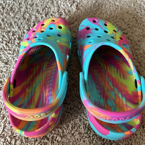 Women’s Crocs Classic Marbled - Picture 2 of 4